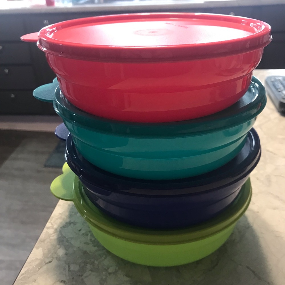 Tupperware 4 pc cereal bowl set with lids brand new